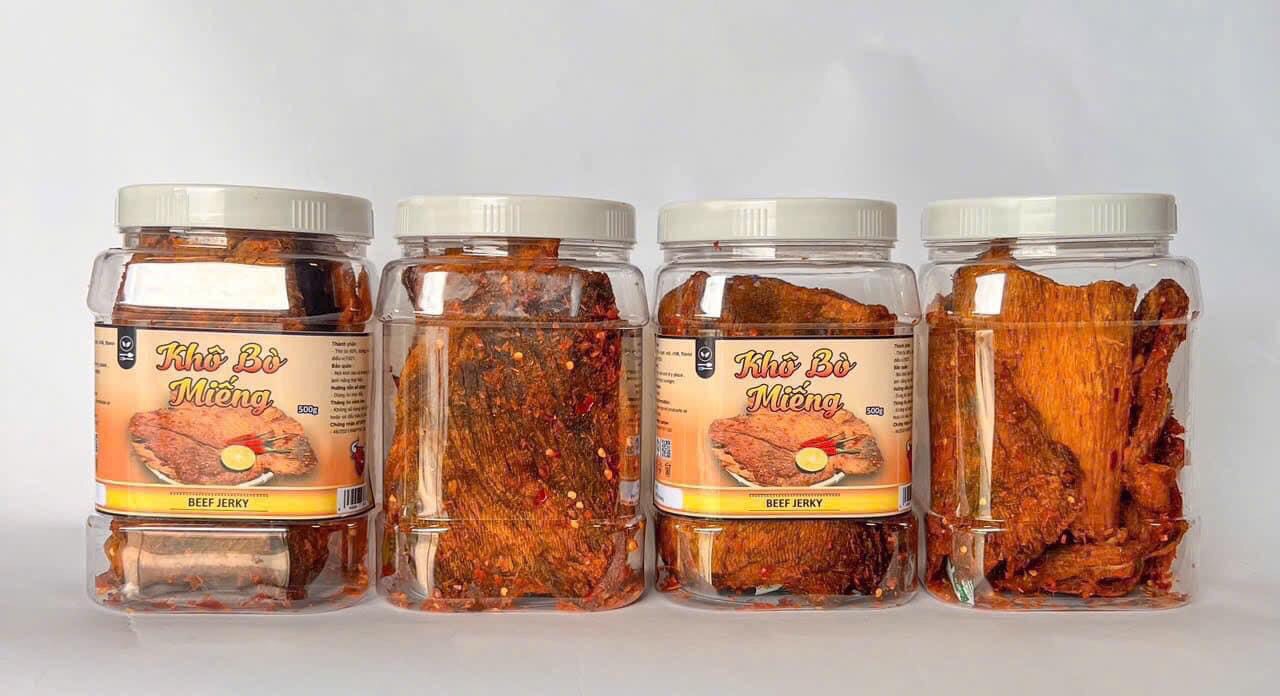 Cận cảnh các miếng bò khô bản lớn bên trong hộp