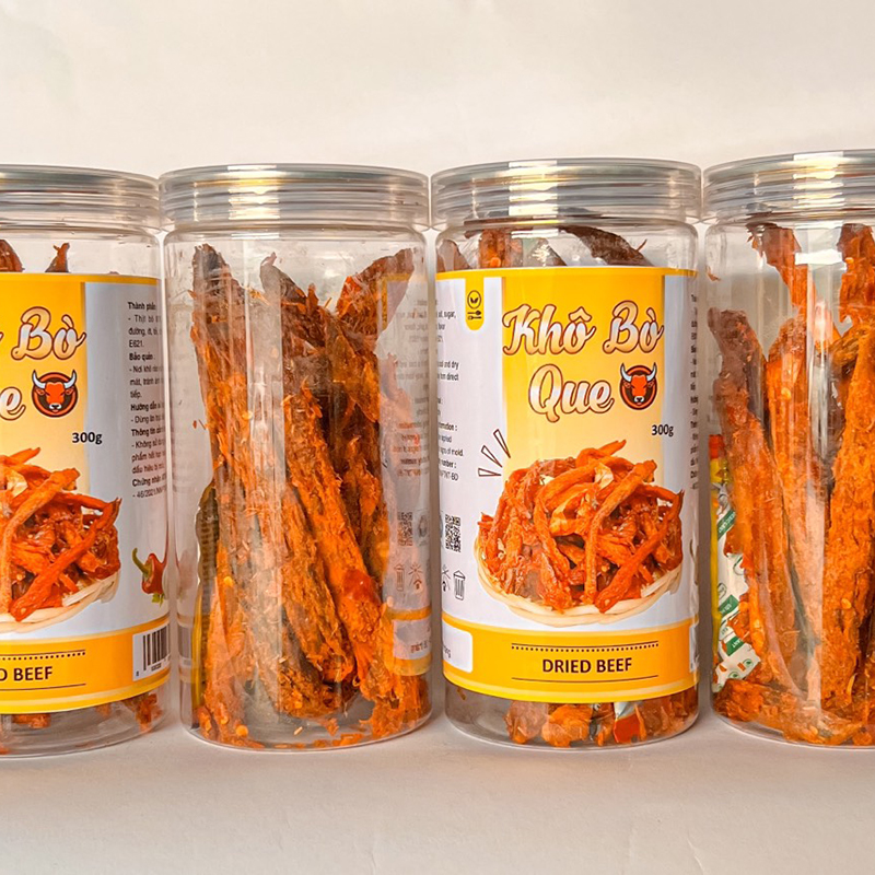 Các que bò khô dài, màu đậm và được xếp trong hộp nhựa
