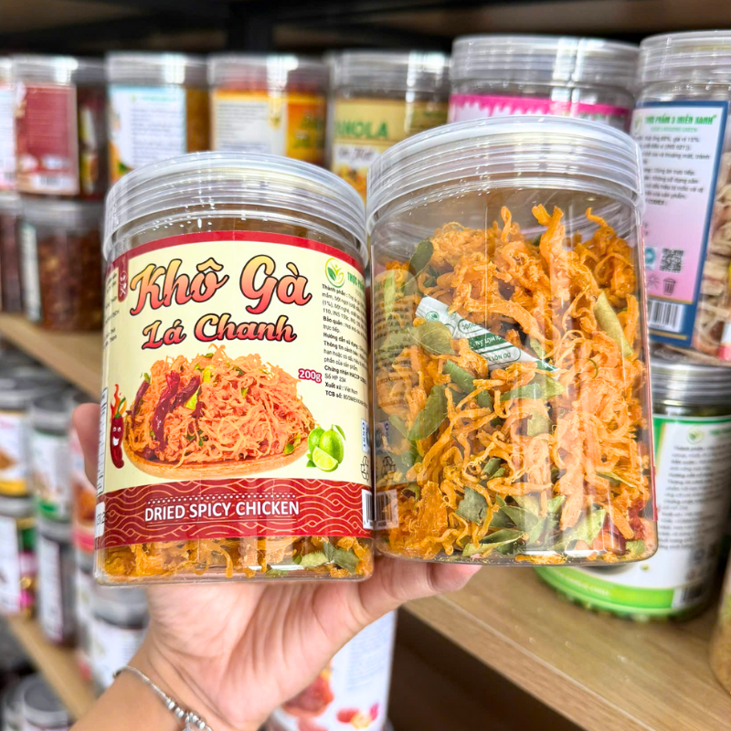 Hộp sản phẩm và phần khô gà lá chanh bên trong