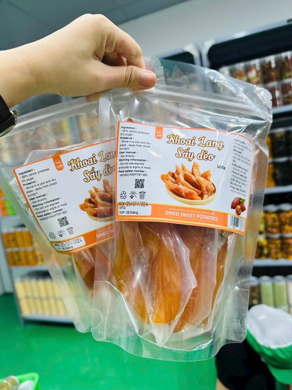 Cận cảnh nhãn sản phẩm với thông tin thành phần và hướng dẫn cơ bản
