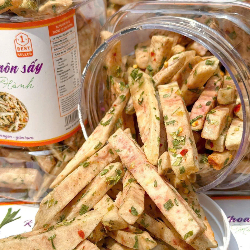 Miếng khoai môn sấy dạng thanh phủ mắm hành