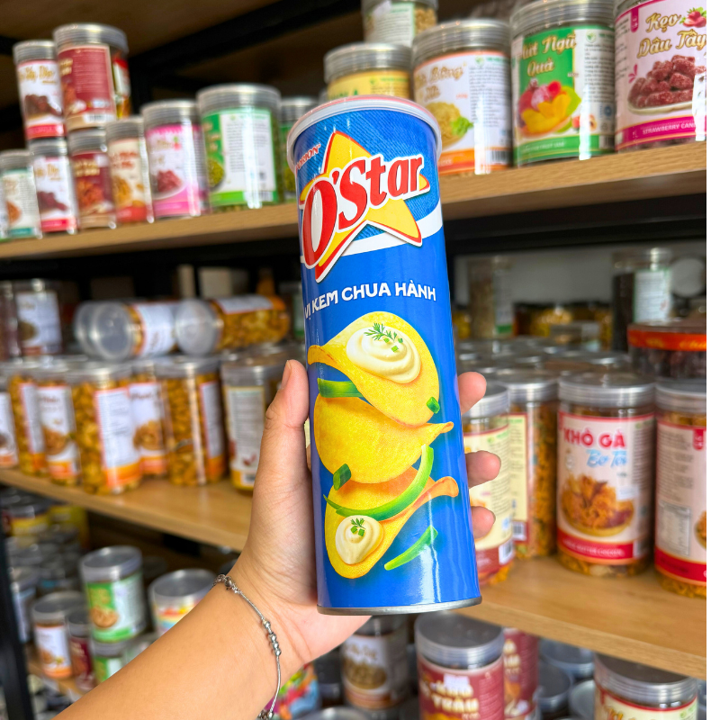 Mặt trước lon vị kem chua hành với hình lát snack và sốt kem chua