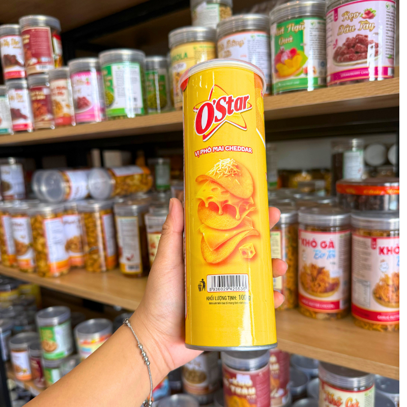 Mặt trước lon với hương vị phô mai cheddar nổi bật