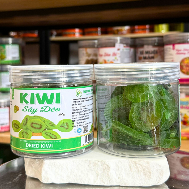 Lát kiwi sấy dẻo màu xanh nhìn rõ bên trong hũ