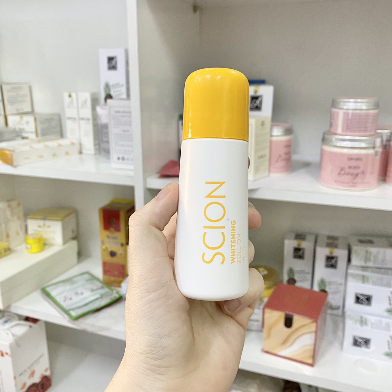 Lăn khử mùi Scion Whitening Roll On mẫu mới 75ml