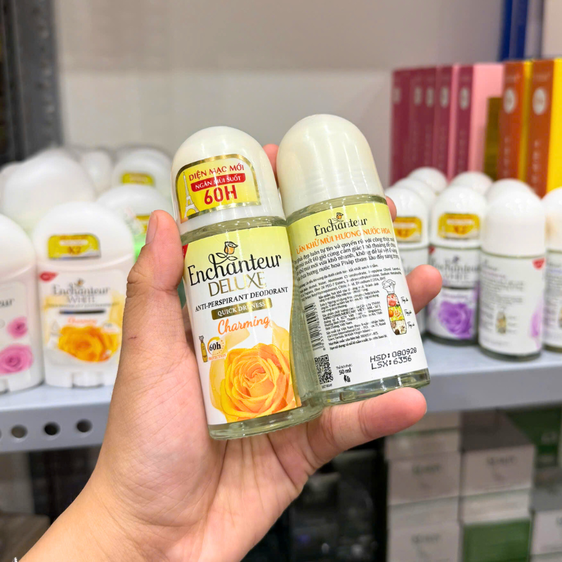 Hình cận cảnh hai mặt chai giúp nhận diện đúng phiên bản màu vàng