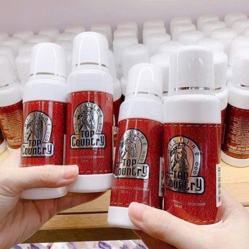 Nhiều chai Top Country được trưng bày cùng mẫu bao bì màu đỏ
