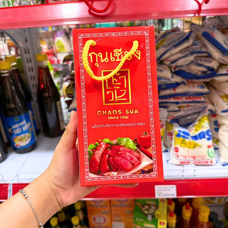Hộp đỏ nhận diện thương hiệu và kiểu đóng gói sản phẩm