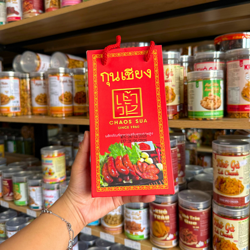 Mặt trước hộp màu đỏ in thương hiệu và khối lượng