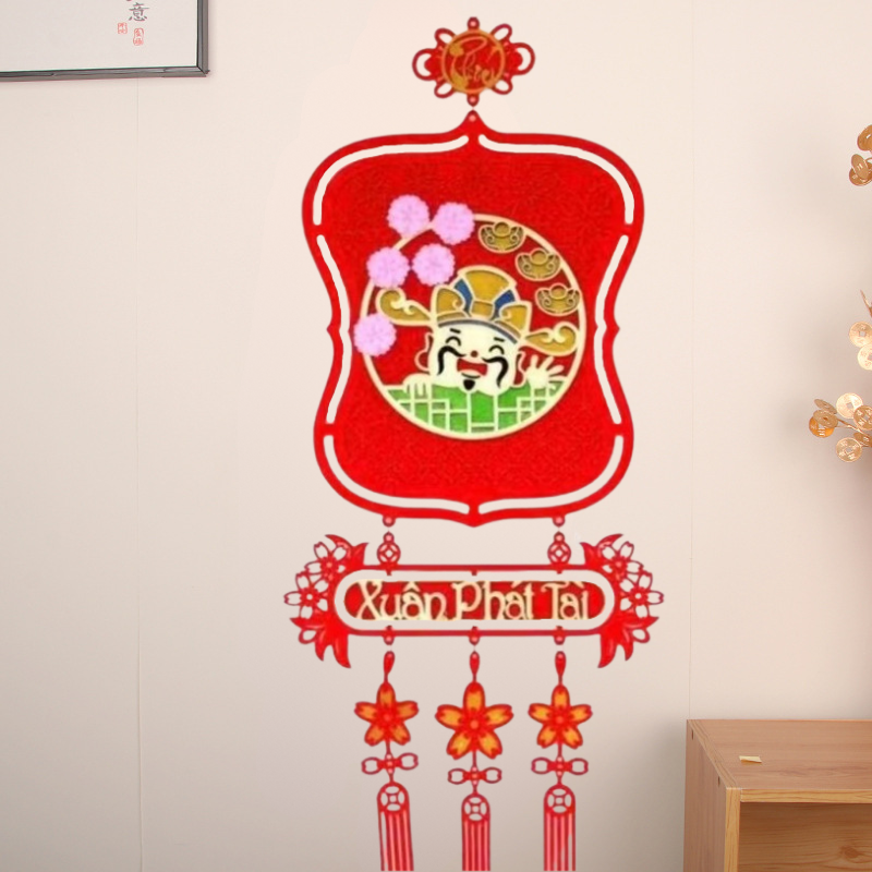 Mẫu liễn đỏ với câu chúc Xuân Phát Tài và chi tiết tua rua.