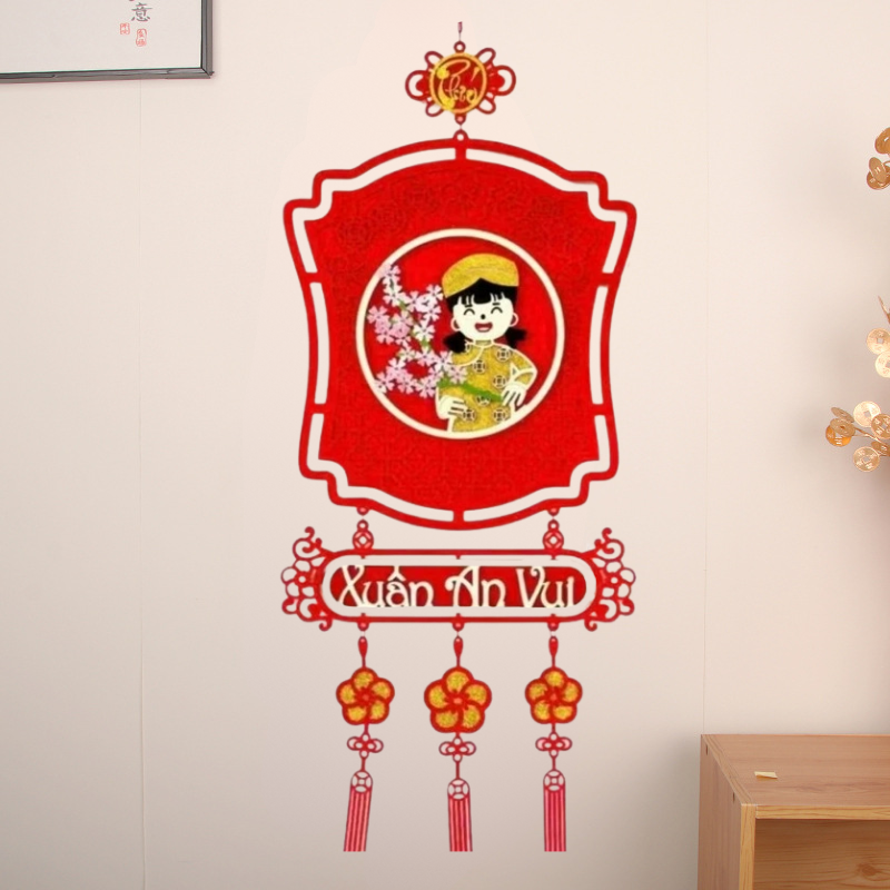 Liễn treo dọc gọn gàng, phù hợp trang trí tường sáng màu.