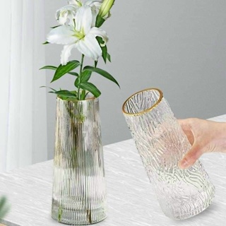 Cận cảnh bề mặt thủy tinh và viền vàng ở miệng bình