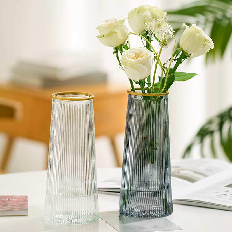 Phối bình trong suốt trên bàn, phù hợp nhiều phong cách decor