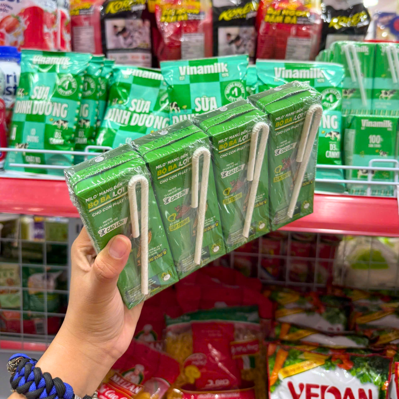 Dáng hộp nhỏ gọn, có ống hút đi kèm
