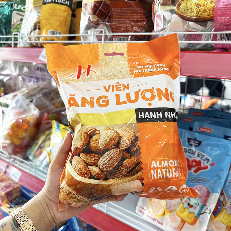 Mặt trước bao bì với hình hạnh nhân và tên vị sản phẩm