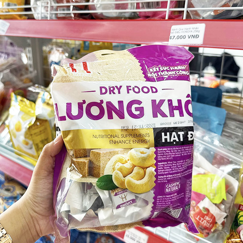 Bao bì thể hiện tên lương khô, vị hạt điều và khối lượng 400g