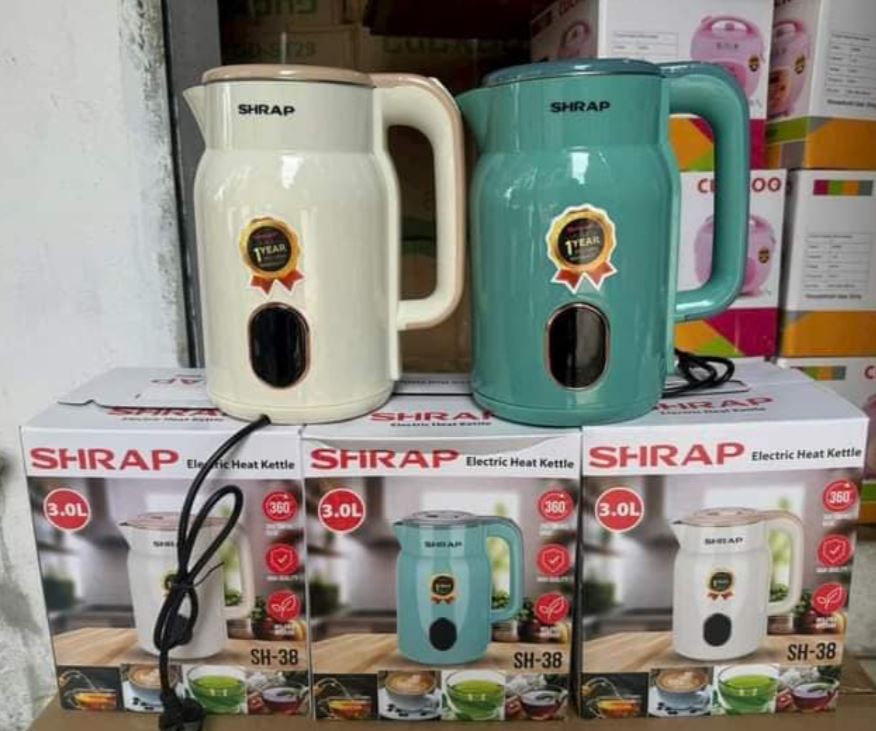 Mẫu ấm màu xanh ngọc và trắng sữa đang được trưng bày cùng hộp sản phẩm