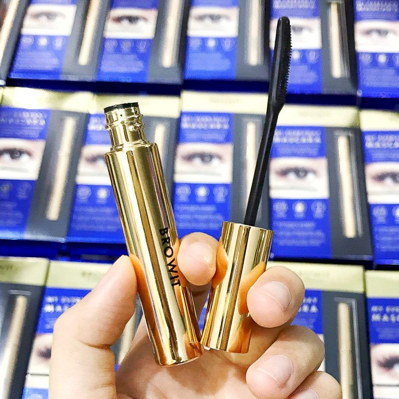Cận cảnh thân mascara và đầu cọ cong nhỏ
