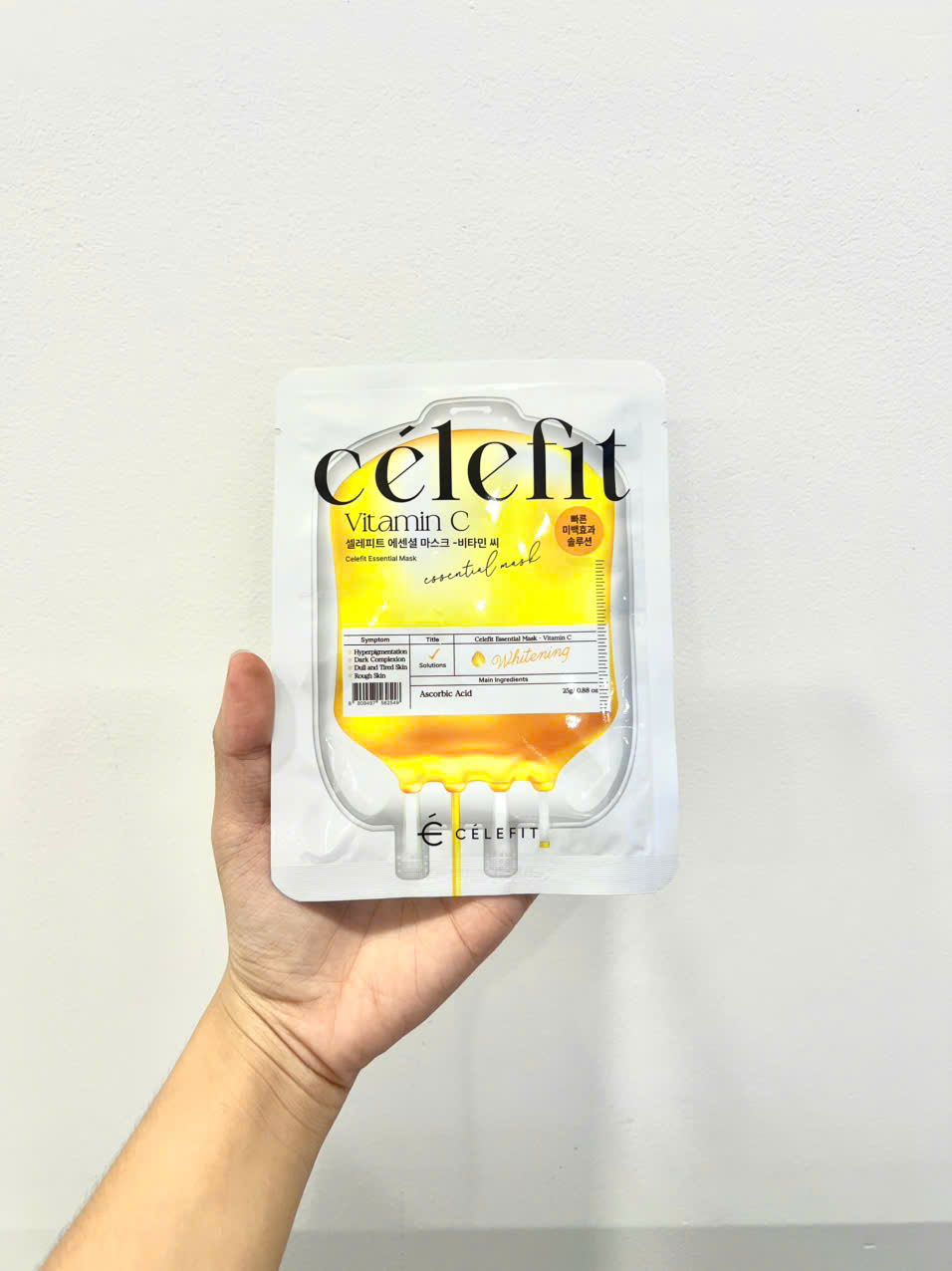 Một miếng Celefit vàng cầm gọn trong tay, dễ hình dung kích thước thực tế