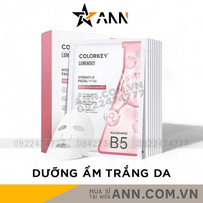 Hộp màu hồng và các gói mặt nạ xếp cạnh nhau.