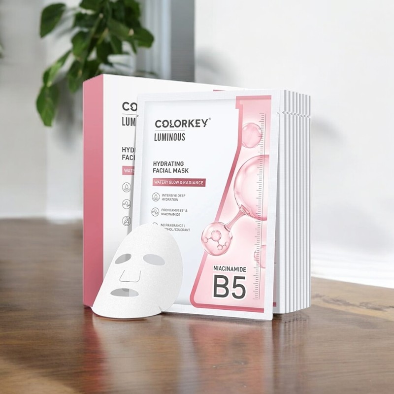 Bao bì Mặt nạ Colorkey màu hồng đặt cạnh miếng mask trắng.