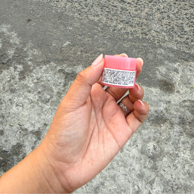 Mặt sau hũ với nhãn thông tin tiếng Trung