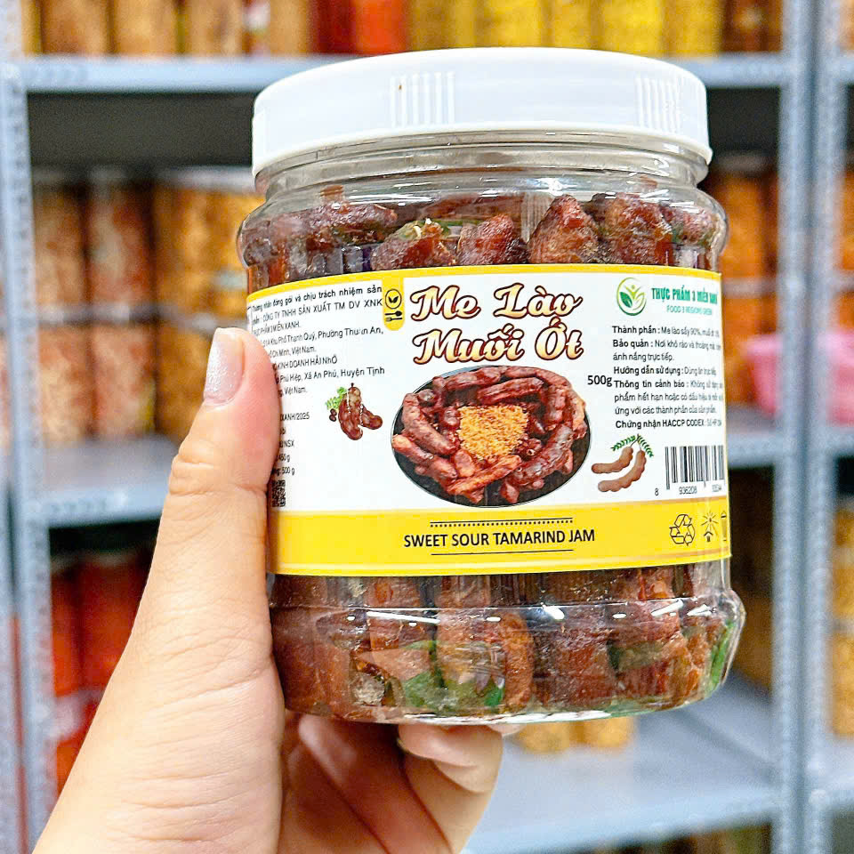 Cận cảnh bao bì và tên sản phẩm trên nhãn