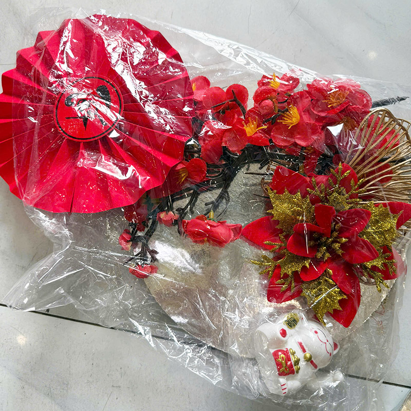 Mẹt Hoa Trang Trí Tết Hoa Màu Đỏ Mèo Thần Tài phù hợp để tham khảo khi chọn trang trí tết