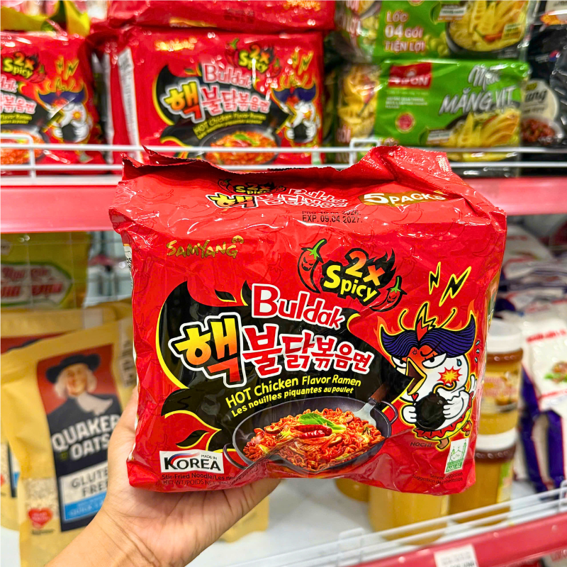 Hình mặt trước lốc mì màu đỏ với nhận diện Buldak 2x Spicy
