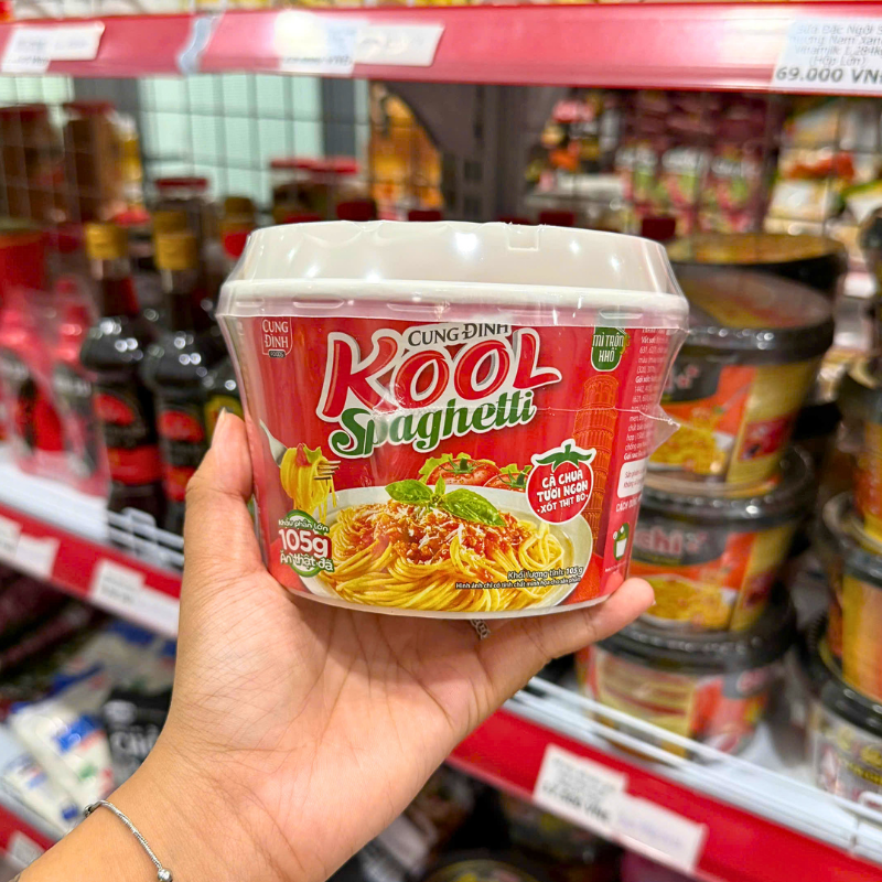 Mặt trước tô mì với tên dòng Kool Spaghetti và vị cà chua xốt thịt bò