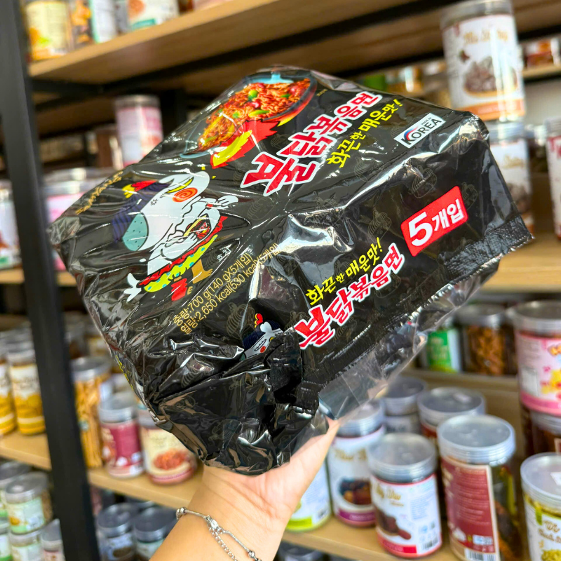Cận cảnh bao bì túi 5 gói với thiết kế đặc trưng của dòng Buldak.