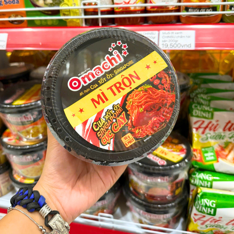 Cận cảnh nắp tô với hương vị cua xốt ớt Singapore cực cay