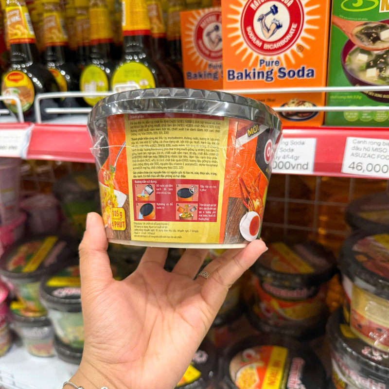 Hướng dẫn pha mì và thời gian chờ khoảng 4 phút trên bao bì
