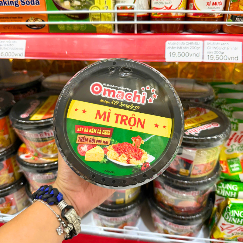 Mặt nắp tô với tên vị xốt bò bằm cà chua và gói phô mai