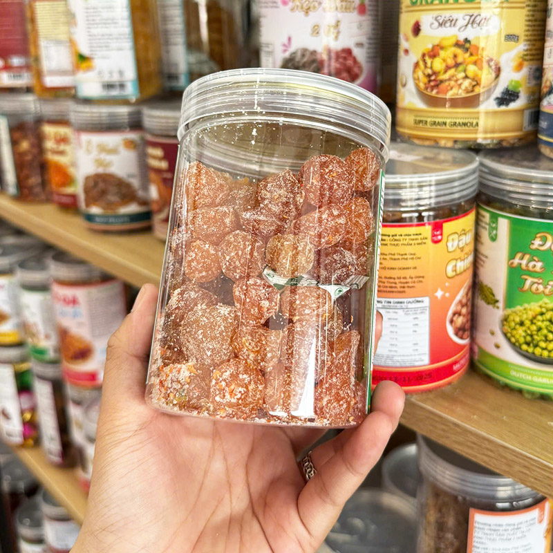 Cận cảnh mơ sấy bên trong hũ pet