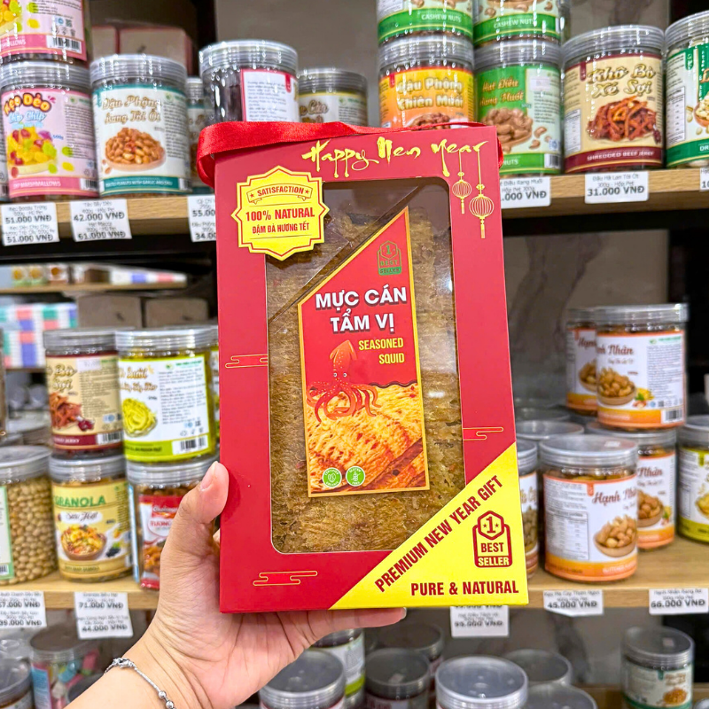 Mặt trước hộp xách màu đỏ với ô cửa trong suốt