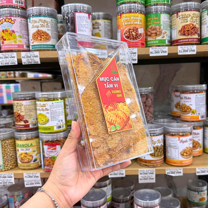 Các miếng mực cán phẳng xếp trong khay nhựa trong
