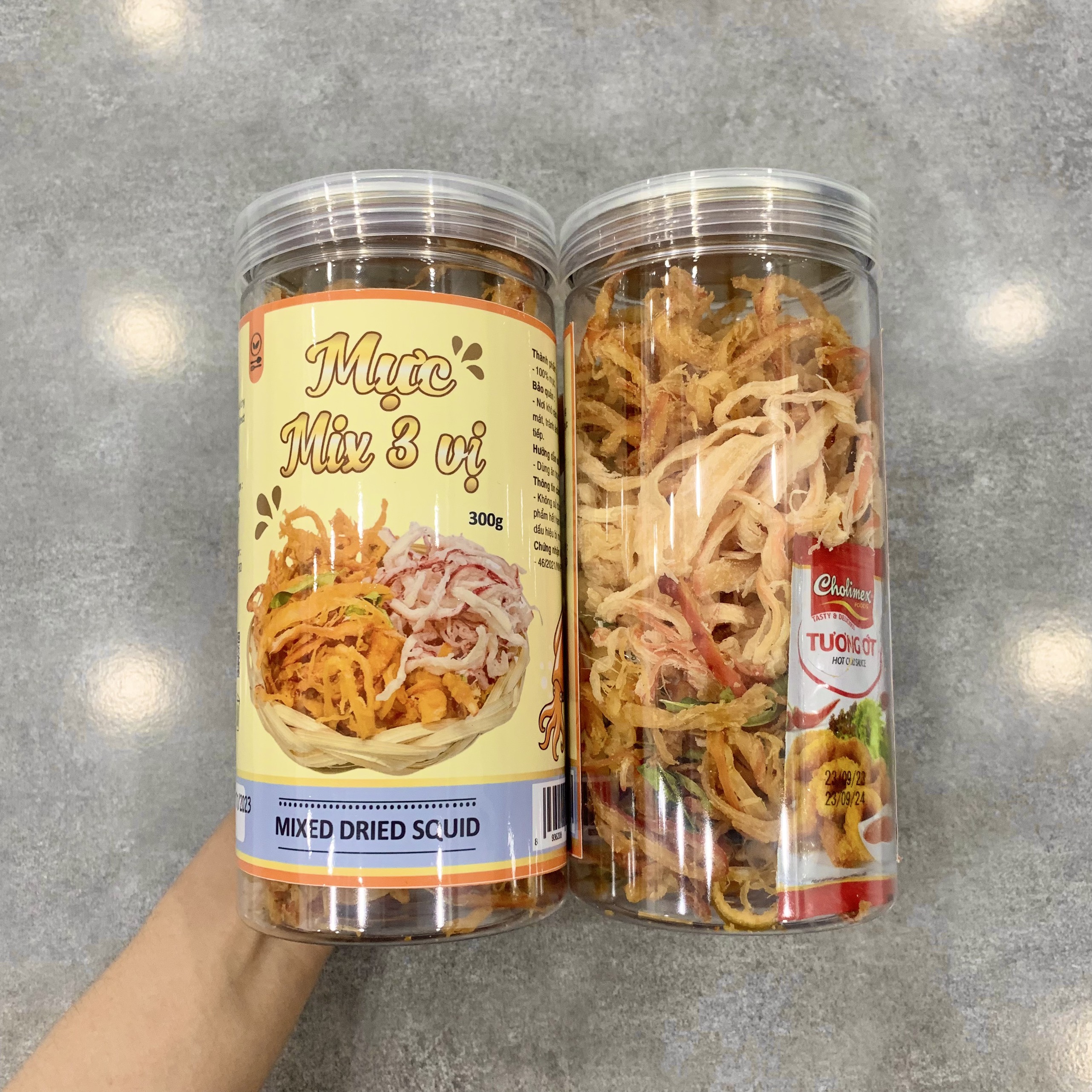Hình ảnh thực tế hộp mực mix 3 vị cầm trên tay, dễ mang theo
