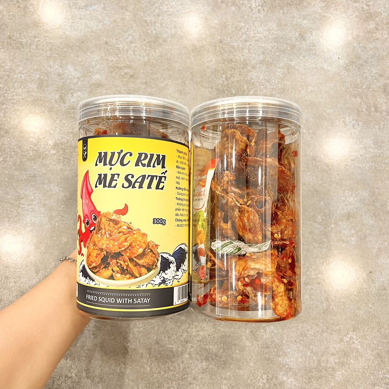 Cận cảnh hộp nhựa trong suốt, nhìn rõ miếng mực rim bên trong