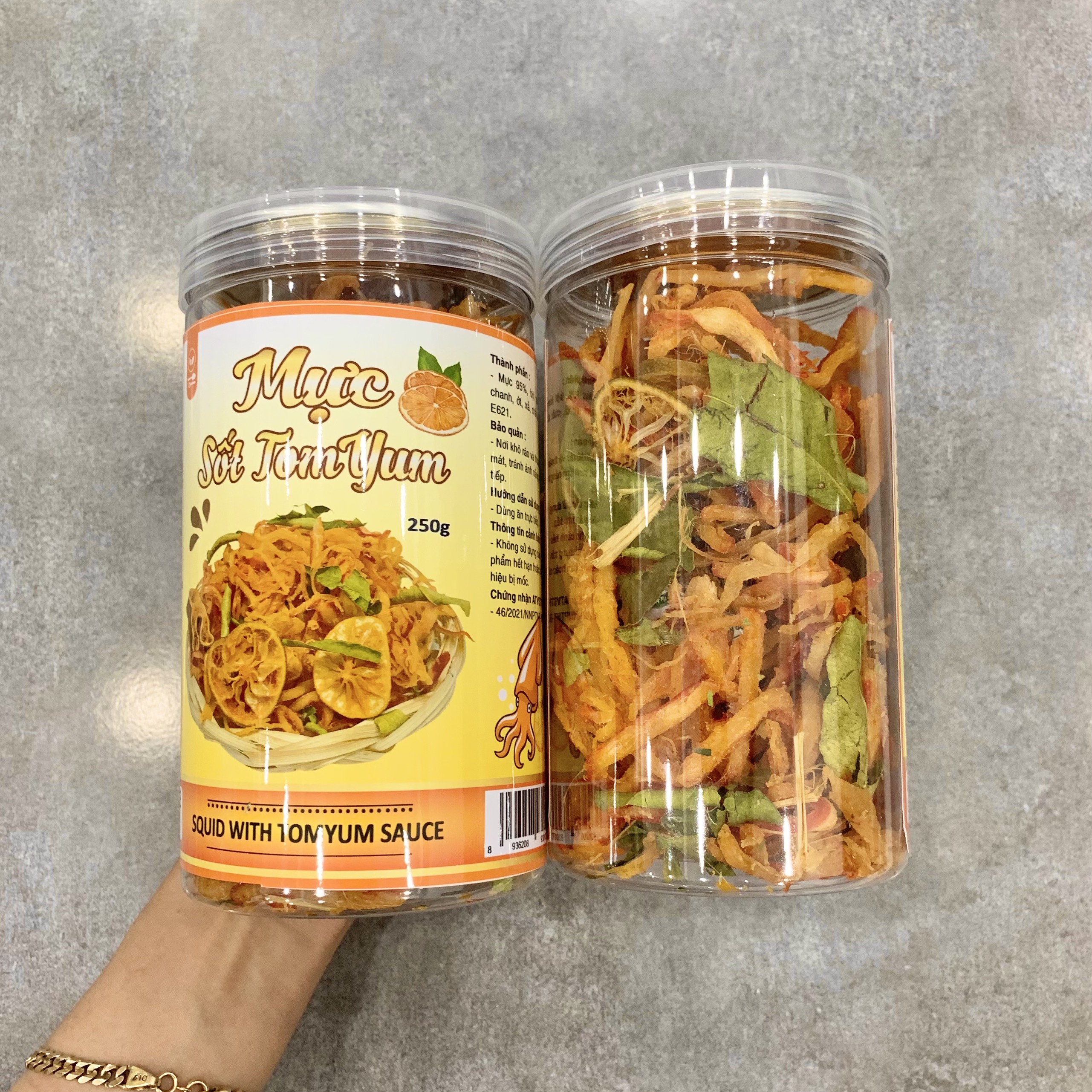 Cận cảnh hộp trong suốt và lượng mực bên trong