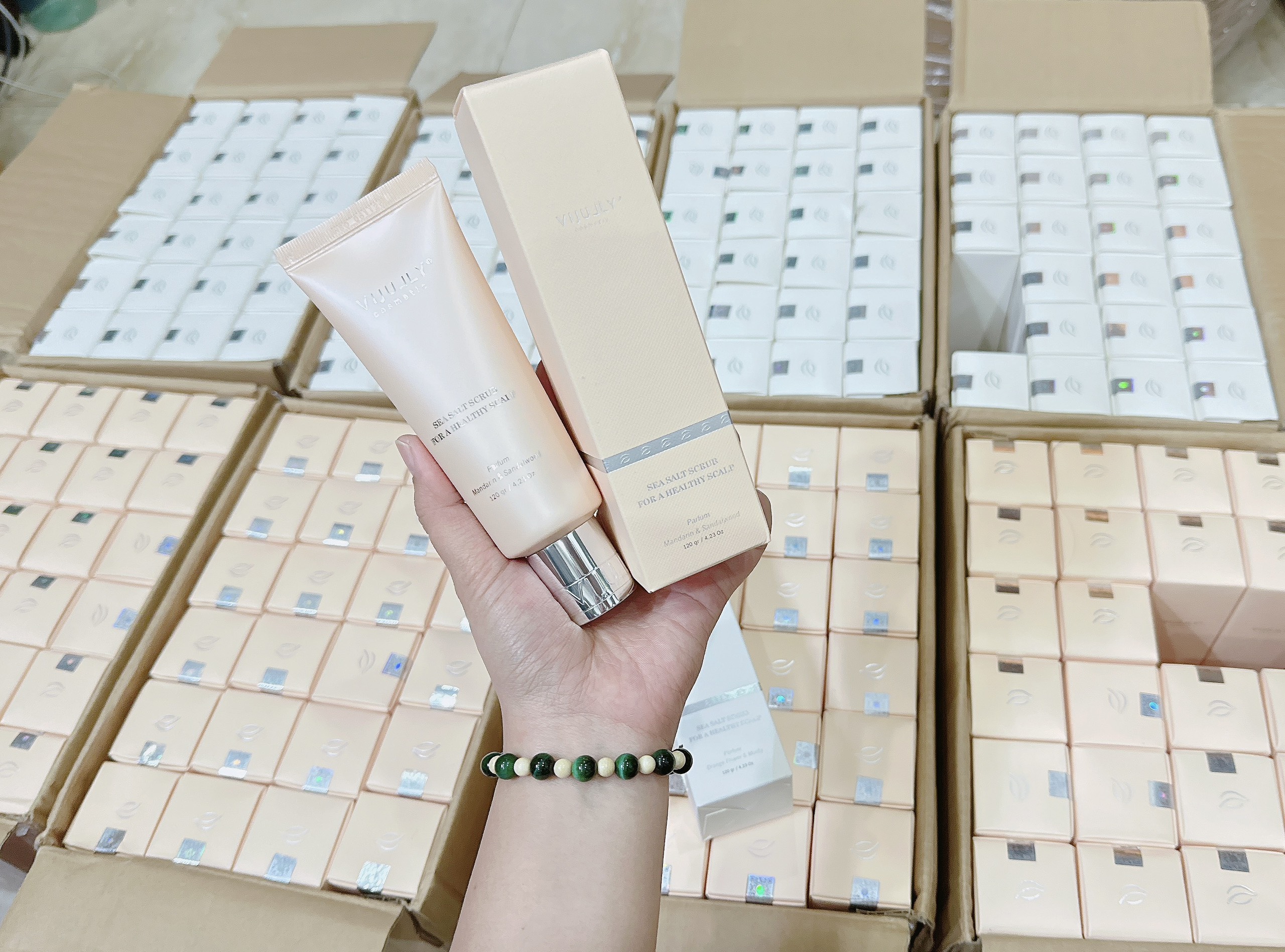 Thiết kế dạng tuýp và hộp của sản phẩm Vijully Màu Vàng