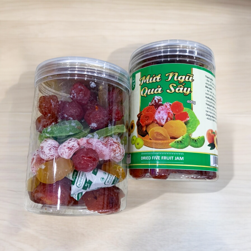 Mứt nhiều màu sắc trong hũ nhựa nắp kín