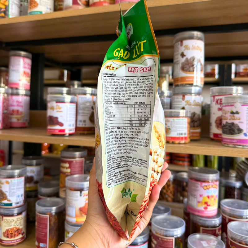 Mặt sau bao bì với bảng thông tin sản phẩm