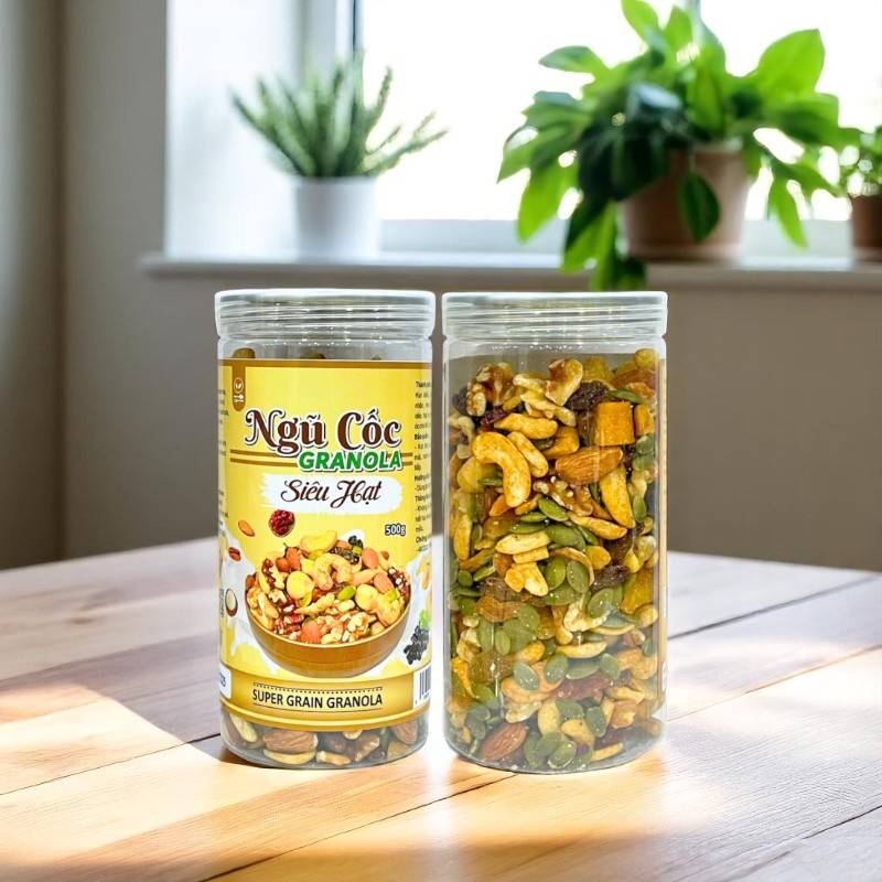 Hũ granola đặt trên bàn, phù hợp dùng cho bữa phụ
