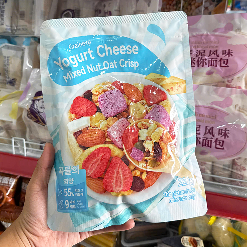 Mặt trước gói 220g với vị yogurt cheese và mix hạt