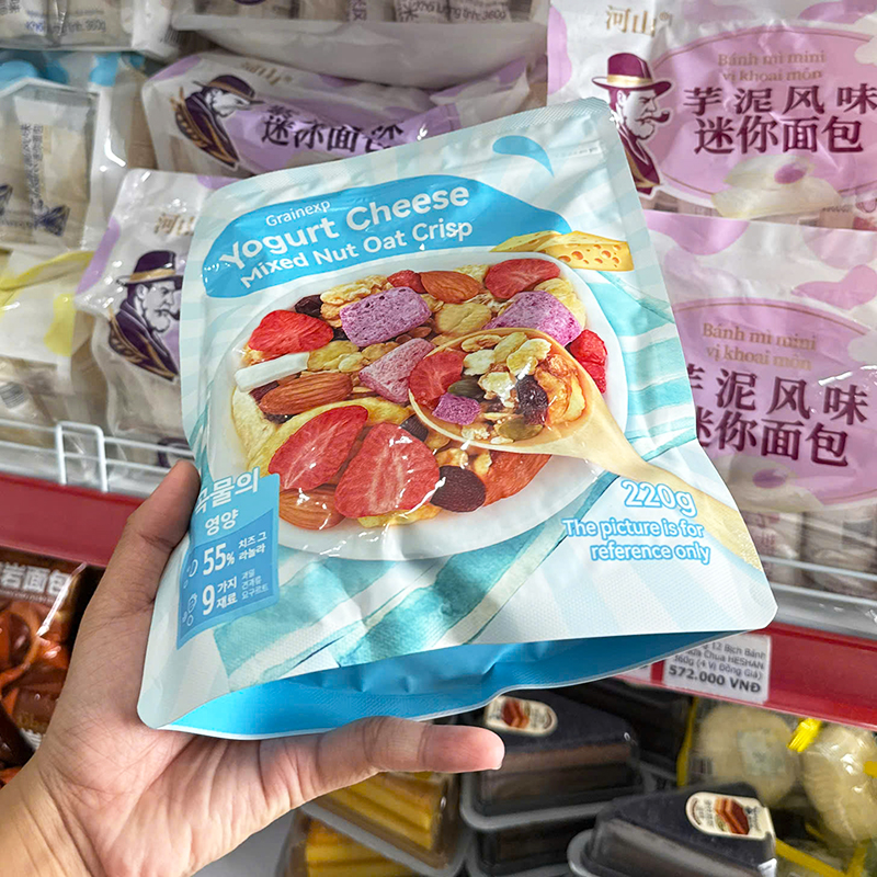 Ảnh cận sản phẩm cầm tay, thấy rõ quy cách 220g