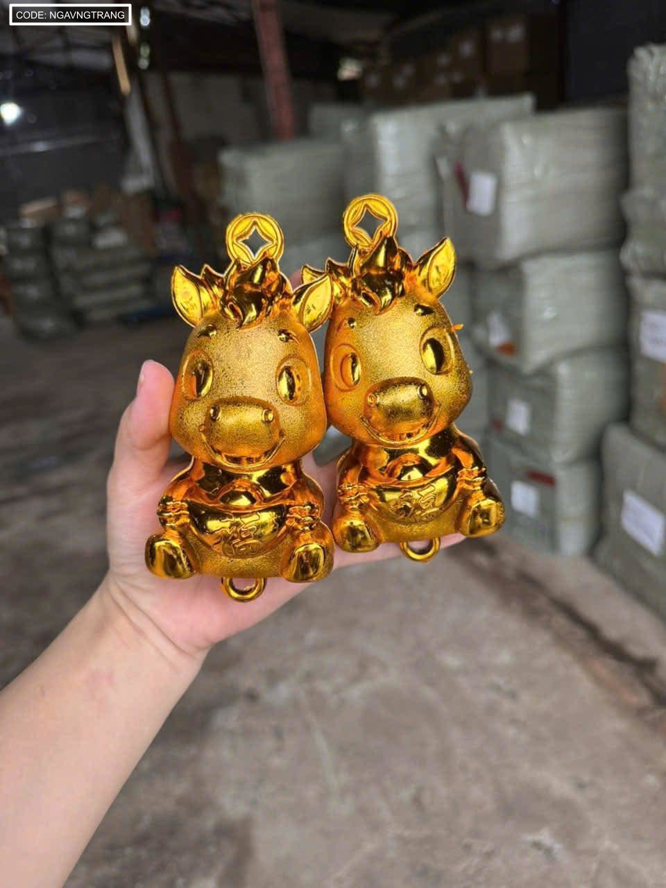 Hai mẫu ngựa vàng đặt cạnh nhau, làm rõ dáng ngồi và gương mặt sinh động