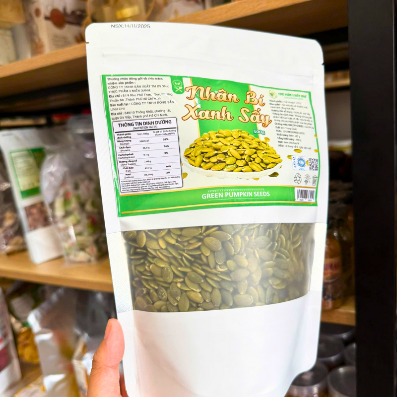 Bao bì hiển thị khối lượng tịnh 500g và dạng nhân bí xanh sấy