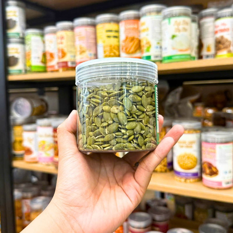 Hũ trong suốt cho thấy hạt bí xanh bên trong