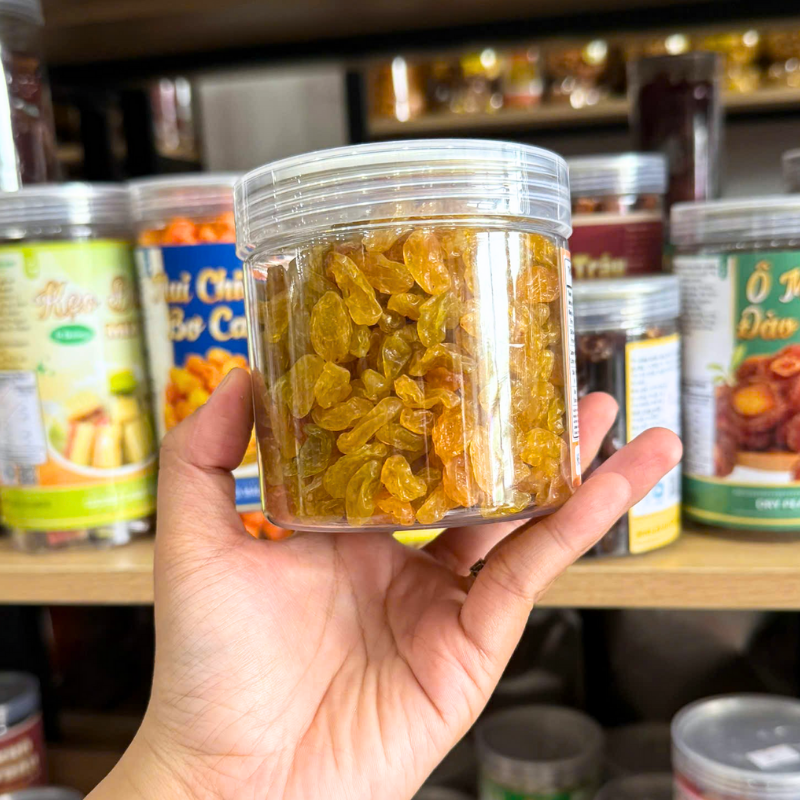 Hình ảnh nho khô vàng mini bên trong hộp pet trong suốt